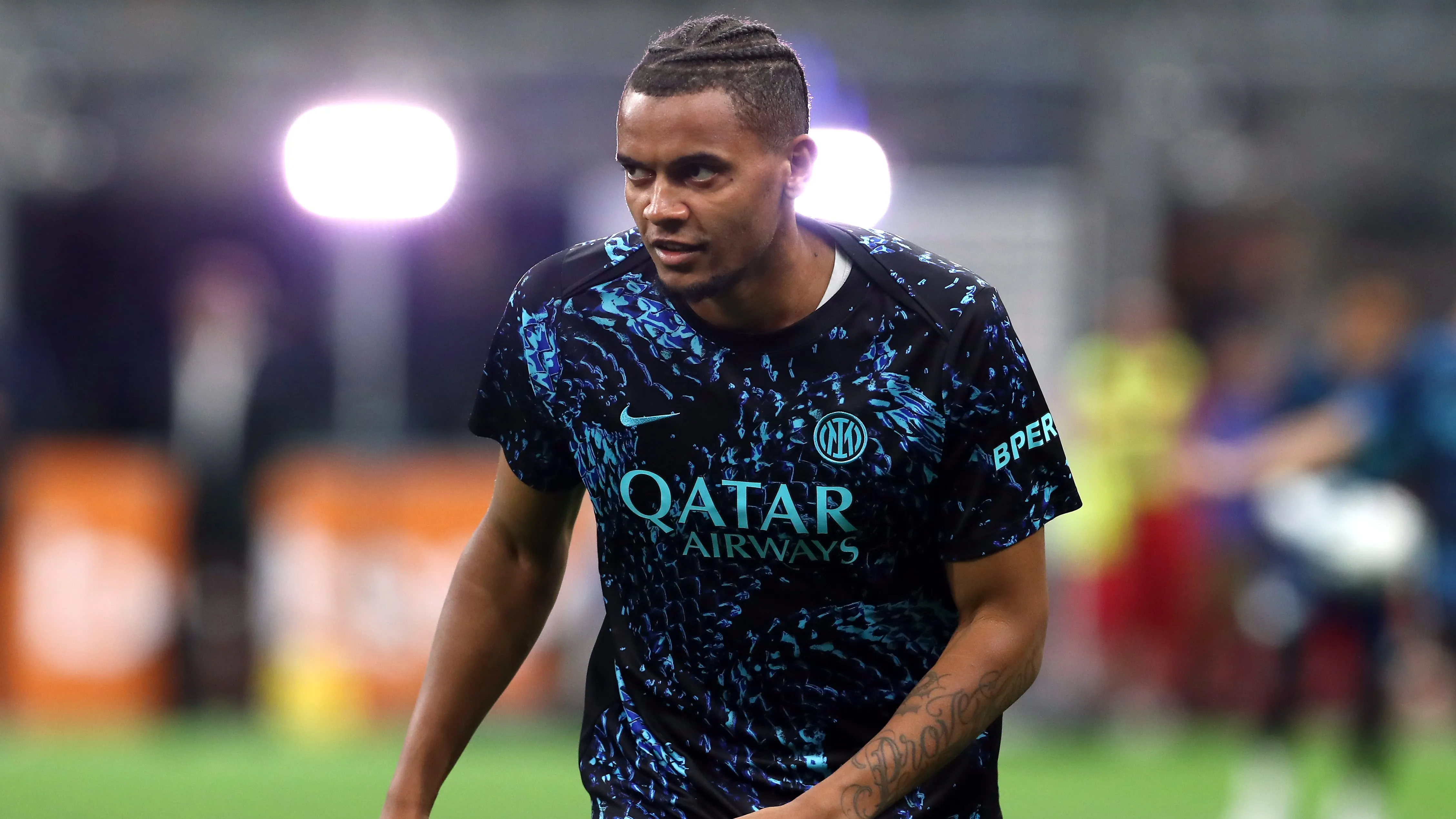 Manuel Akanji em jogo da Inter de Milão. Foto: Marco Luzzani/Getty Images