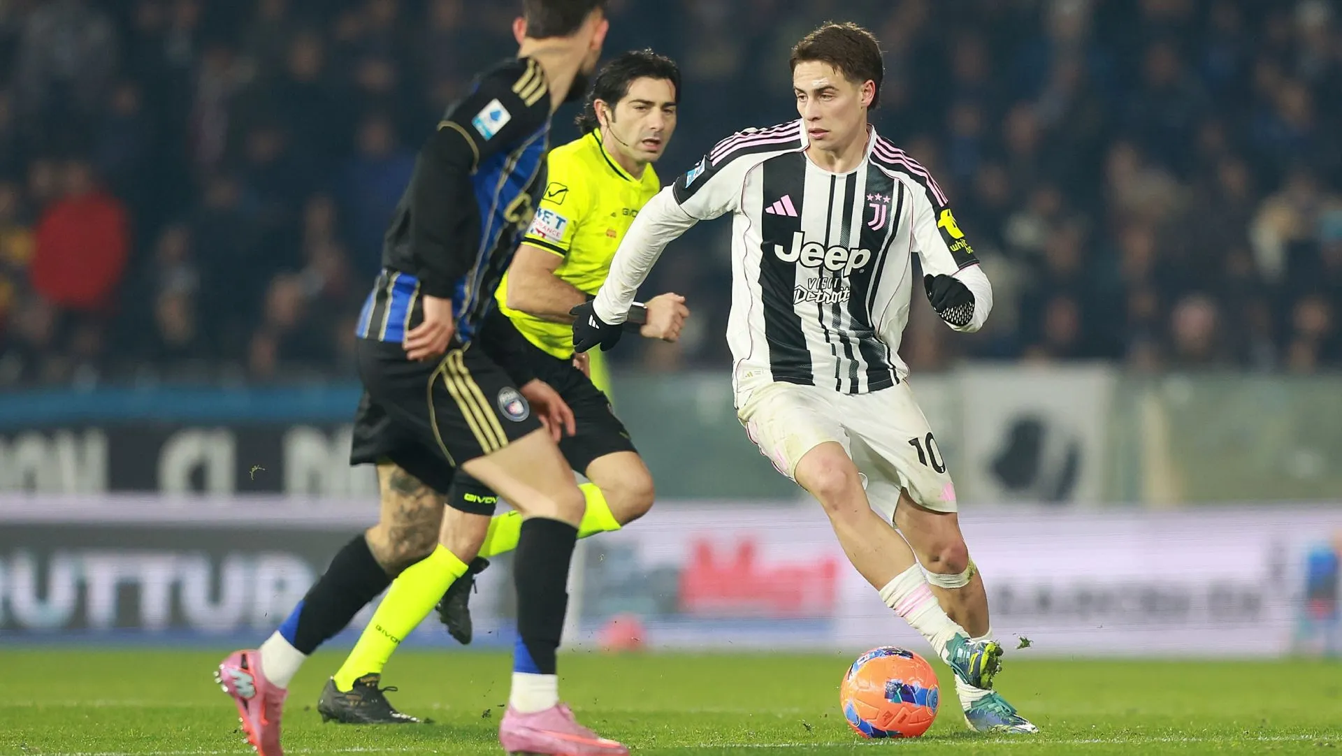Kenan Yildiz durante jogo da Juventus no Campeonato Italiano. Foto: Gabriele Maltinti/Getty Images