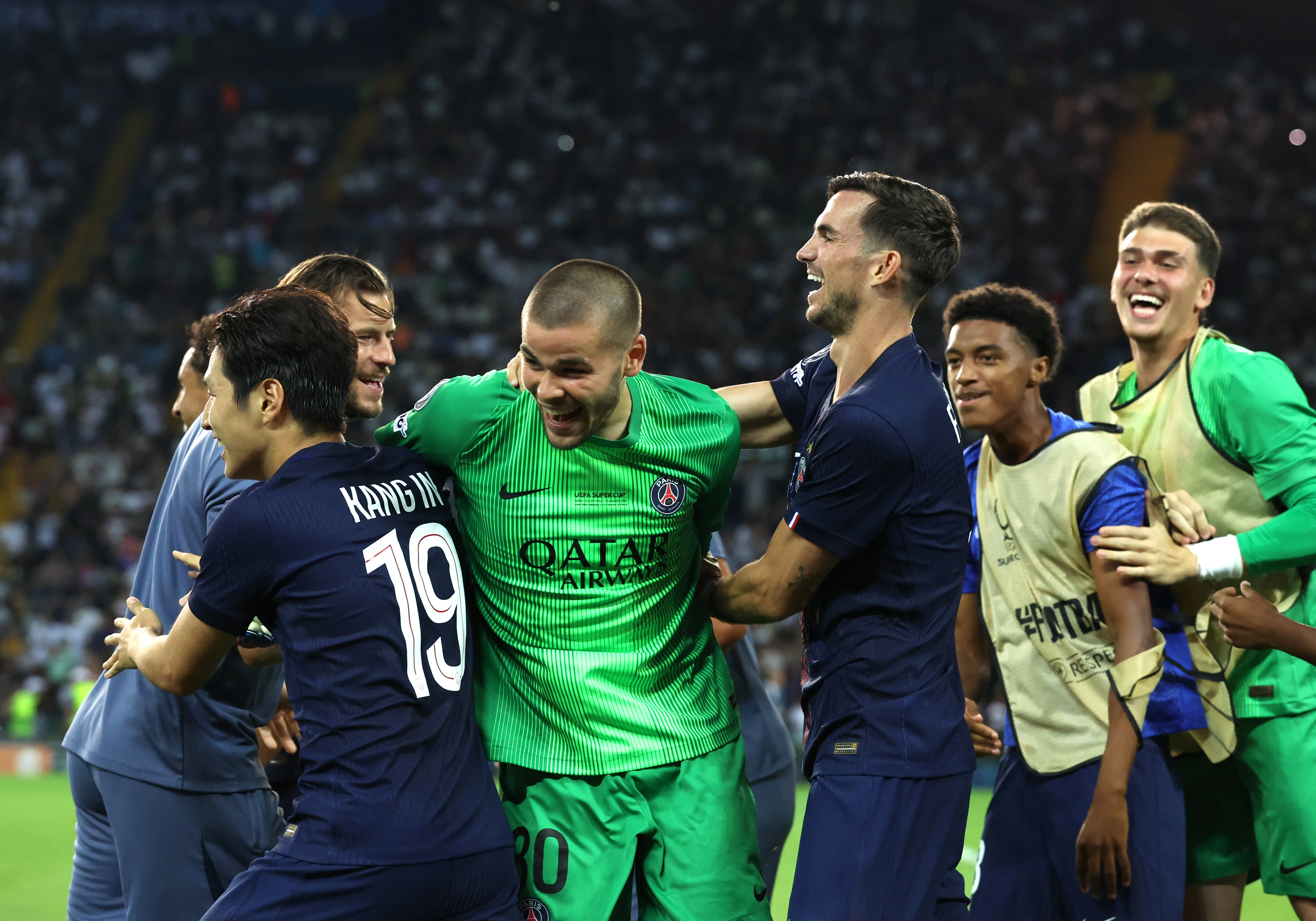 Lucas Chevalier comemora título com jogadores do PSG. (Photo by Claudio Villa/Getty Images)