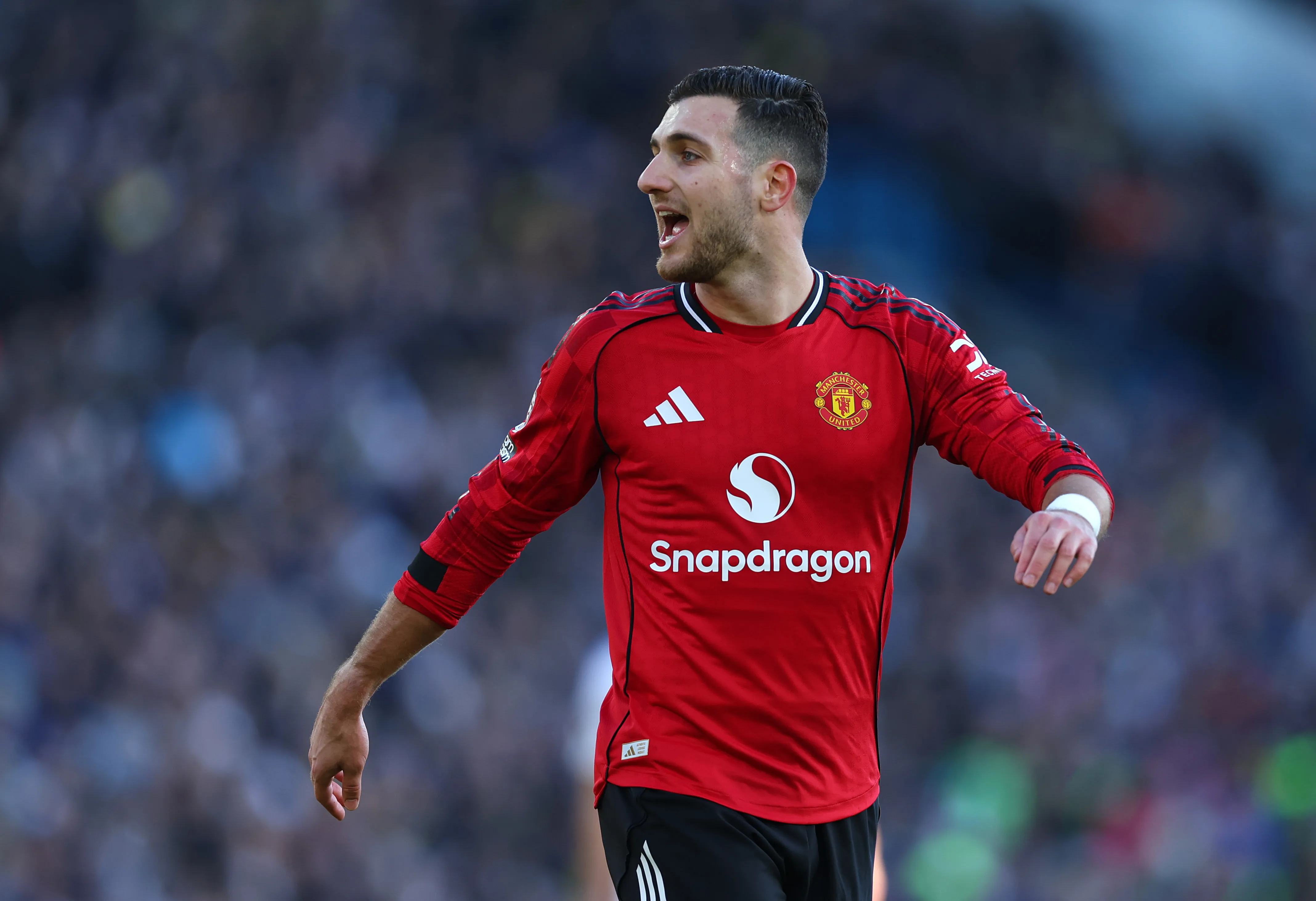 Diogo Dalot, do Manchester United, durante a partida da Premier League entre Leeds United e Manchester United no Elland Road, em 4 de janeiro de 2026, em Leeds, Inglaterra. (Foto por Molly Darlington/Getty Images)