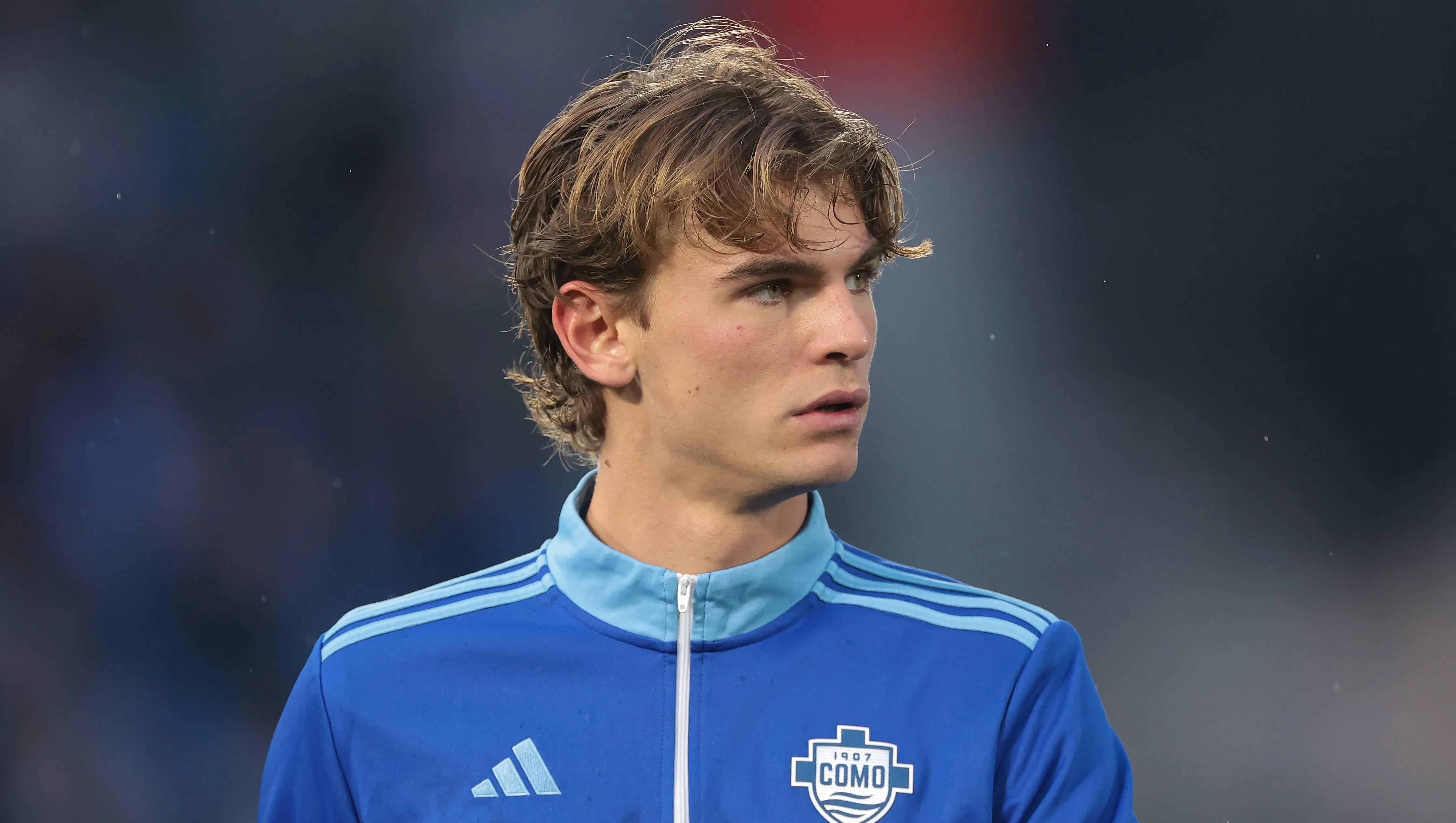 Nico Paz, em campo, de jaqueta azul do Como