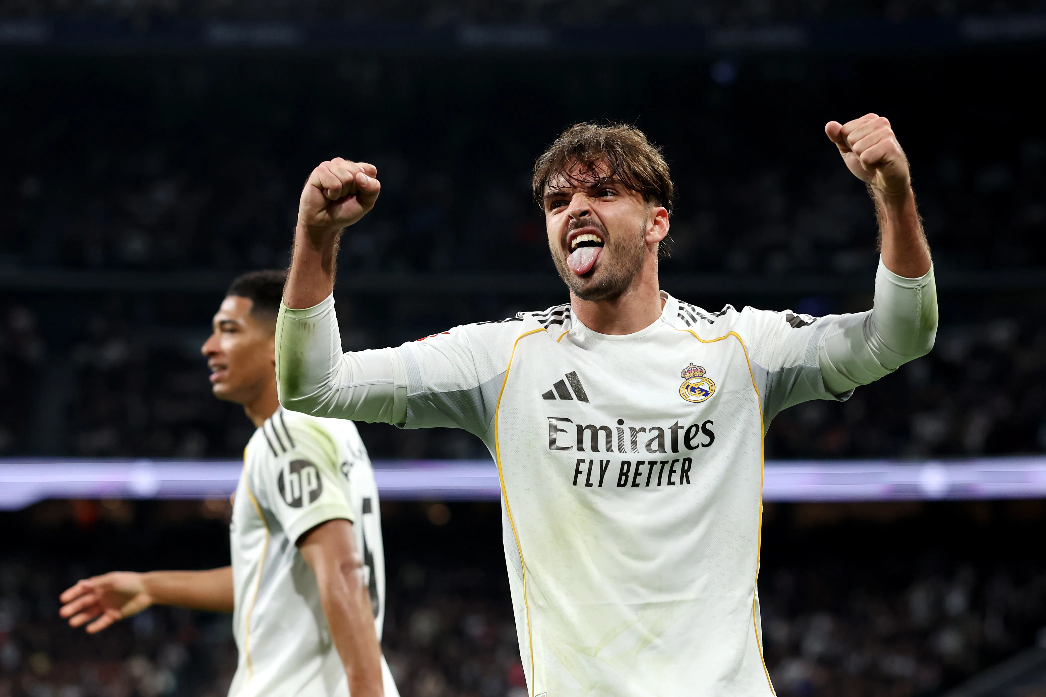 Raúl Asencio em campo pelo Real Madrid celebrando um gol da equipe merengue no Santiago Bernabéu. Foto: Florencia Tan Jun/Getty Images