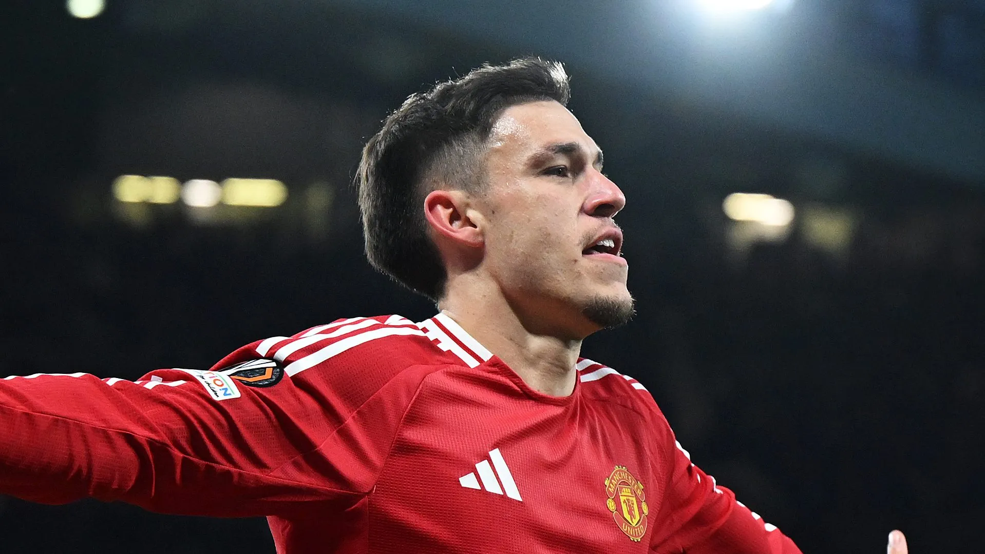 Manuel Ugarte de braços abertos em jogo do United