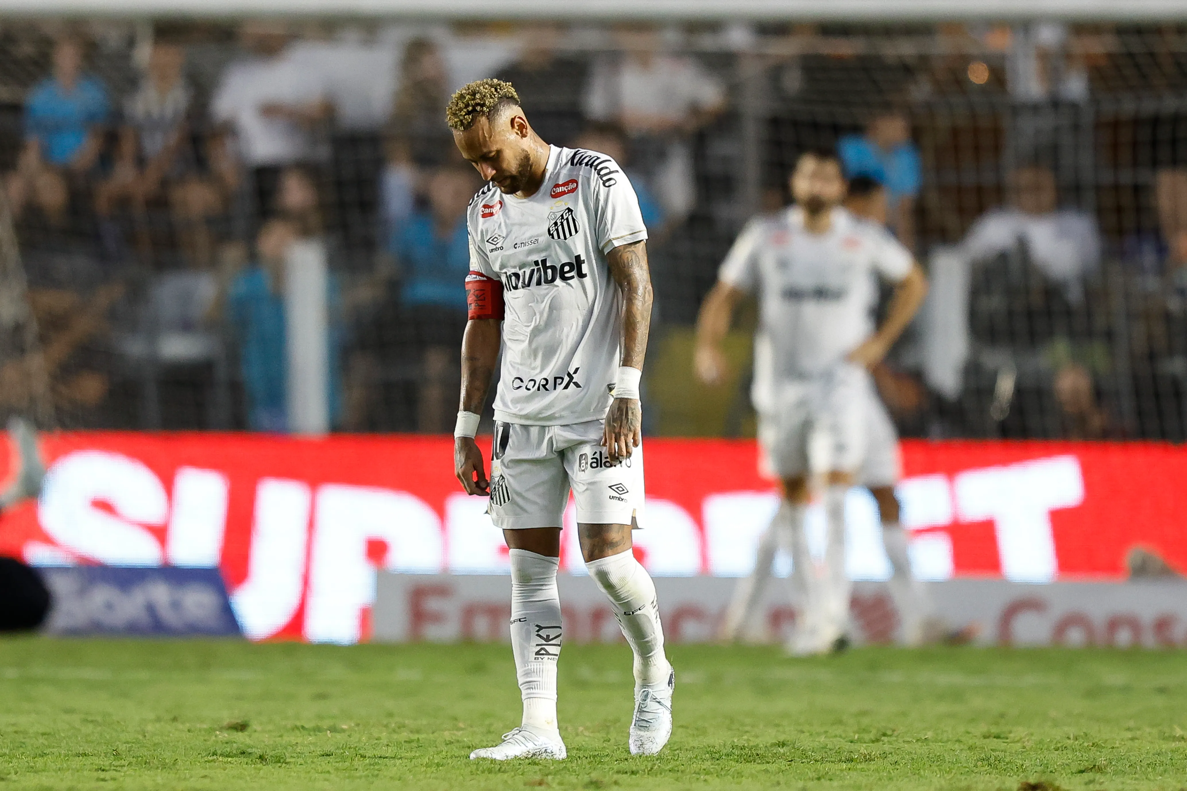 Neymar durante Santos x Fluminense no Brasileirão. (Foto: Miguel Schincariol/Getty Images)