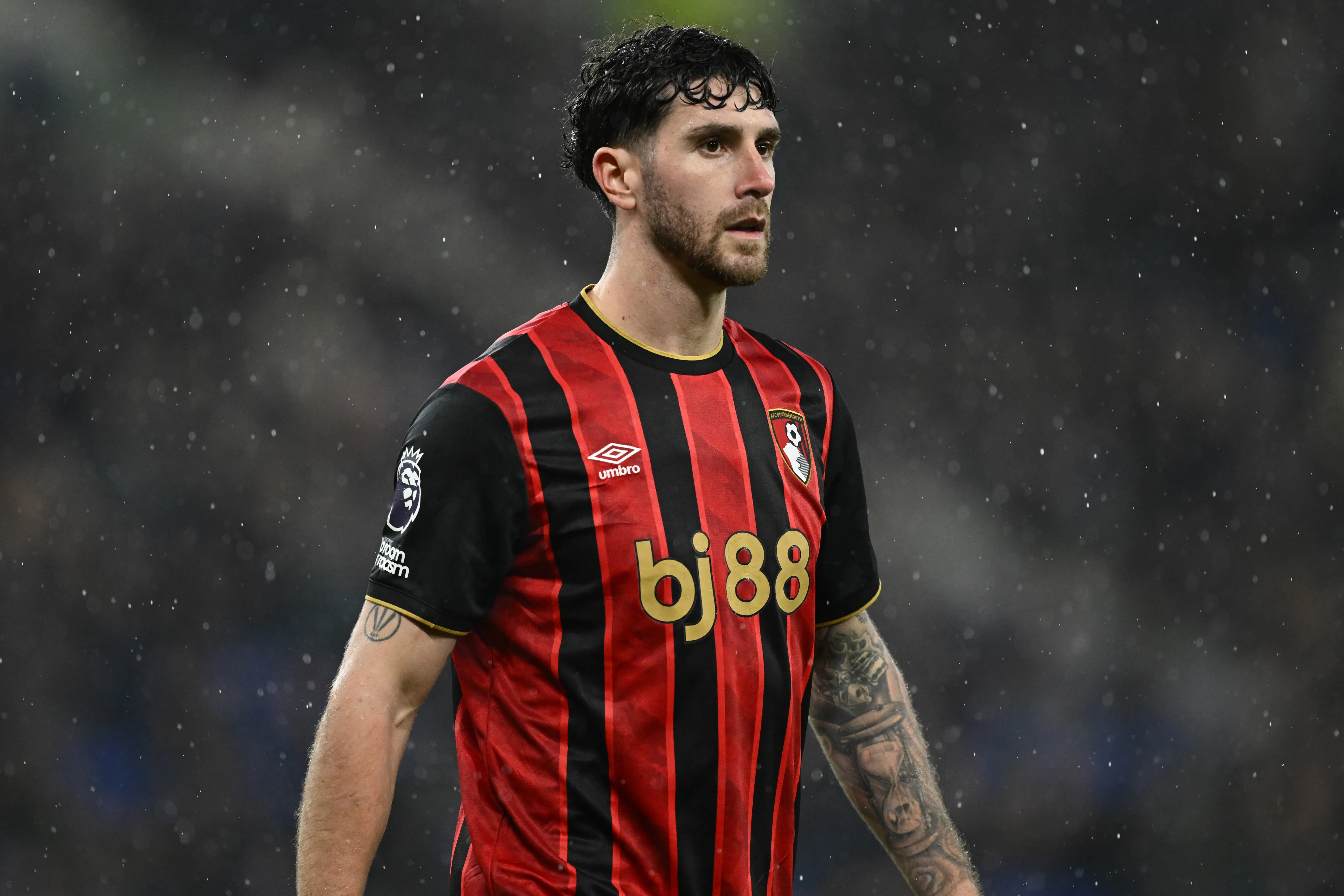 Marcos Senesi, do Bournemouth, durante a partida da Premier League entre Everton e Bournemouth no Goodison Park, em 10 de fevereiro de 2026, em Liverpool, Inglaterra. (Foto de Gareth Copley/Getty Images)