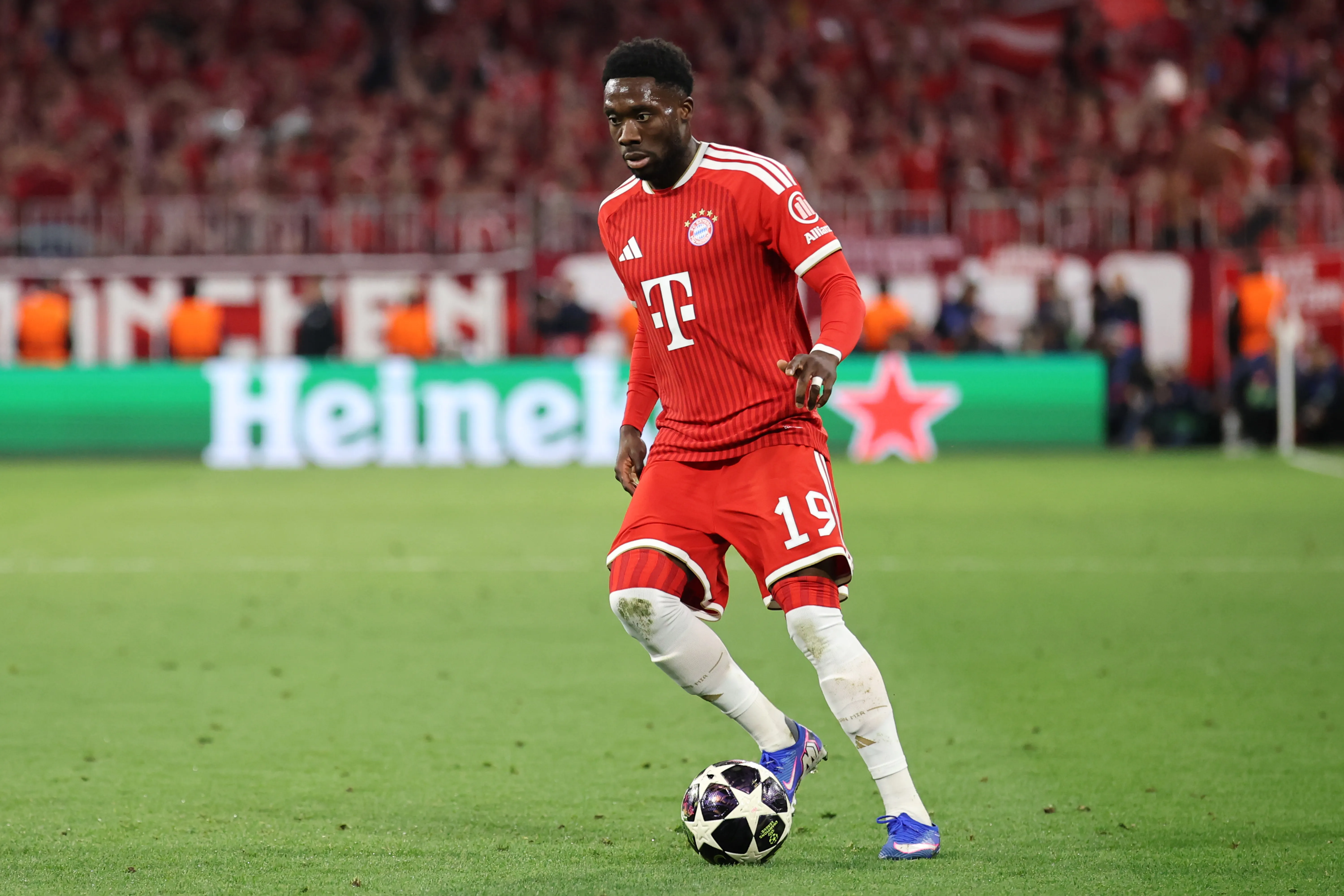 Alphonso Davies durante jogo do Bayern.