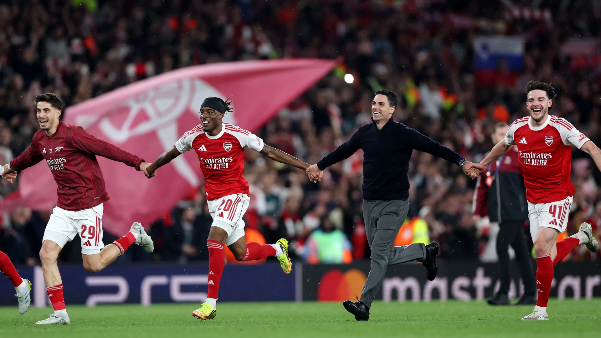 Arteta comemora com o elenco.