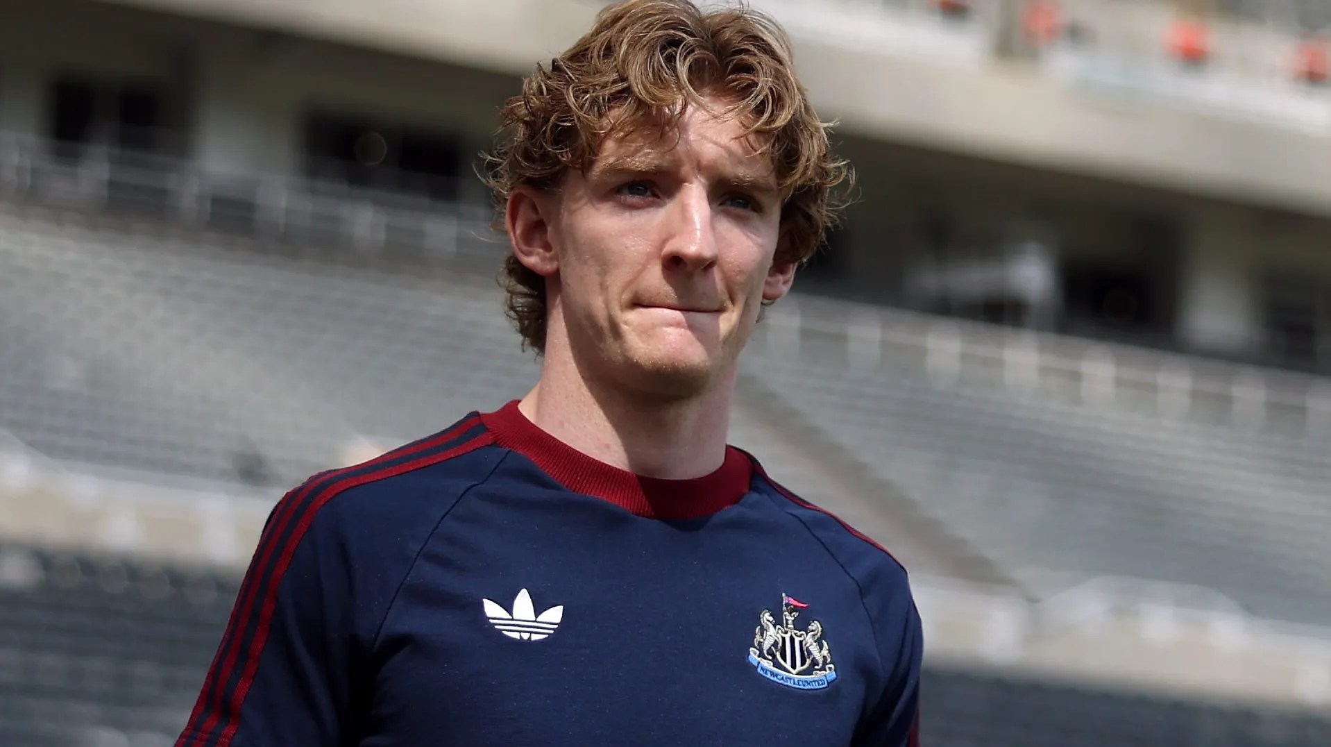 Anthony Gordon se aproxima do Bayern.