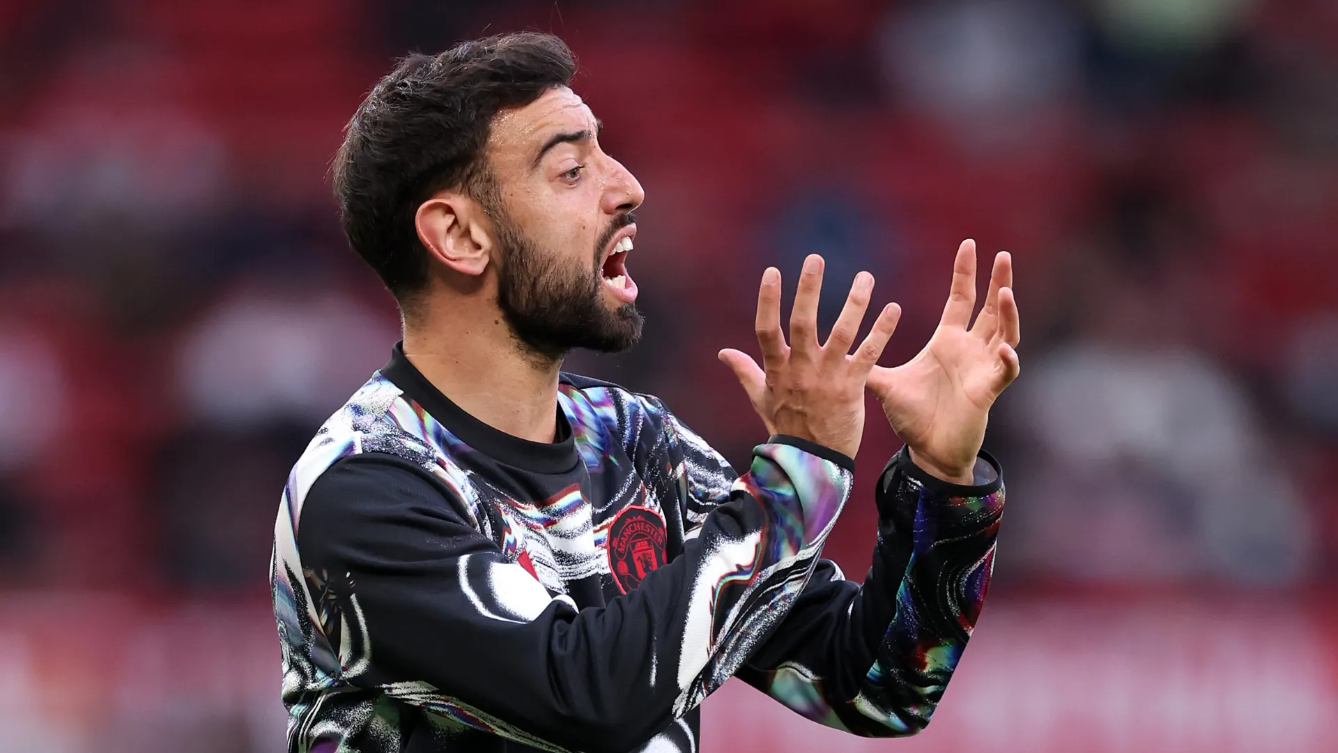 Bruno Fernandes lamenta durante aquecimento.