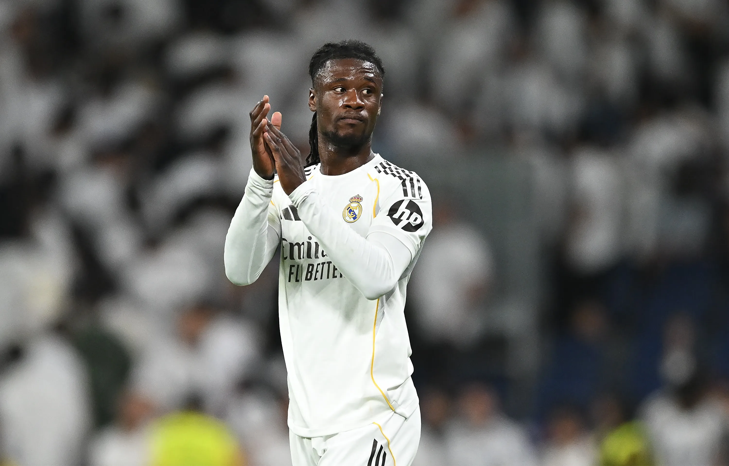 Camavinga aplaudindo os torcedores do Real Madrid (Foto: Denis Doyle/Getty Images)