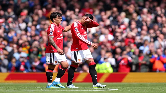 Casemiro é amparado por Martínez após ser substituído em United x Forest – Molly Darlington/Getty Images
