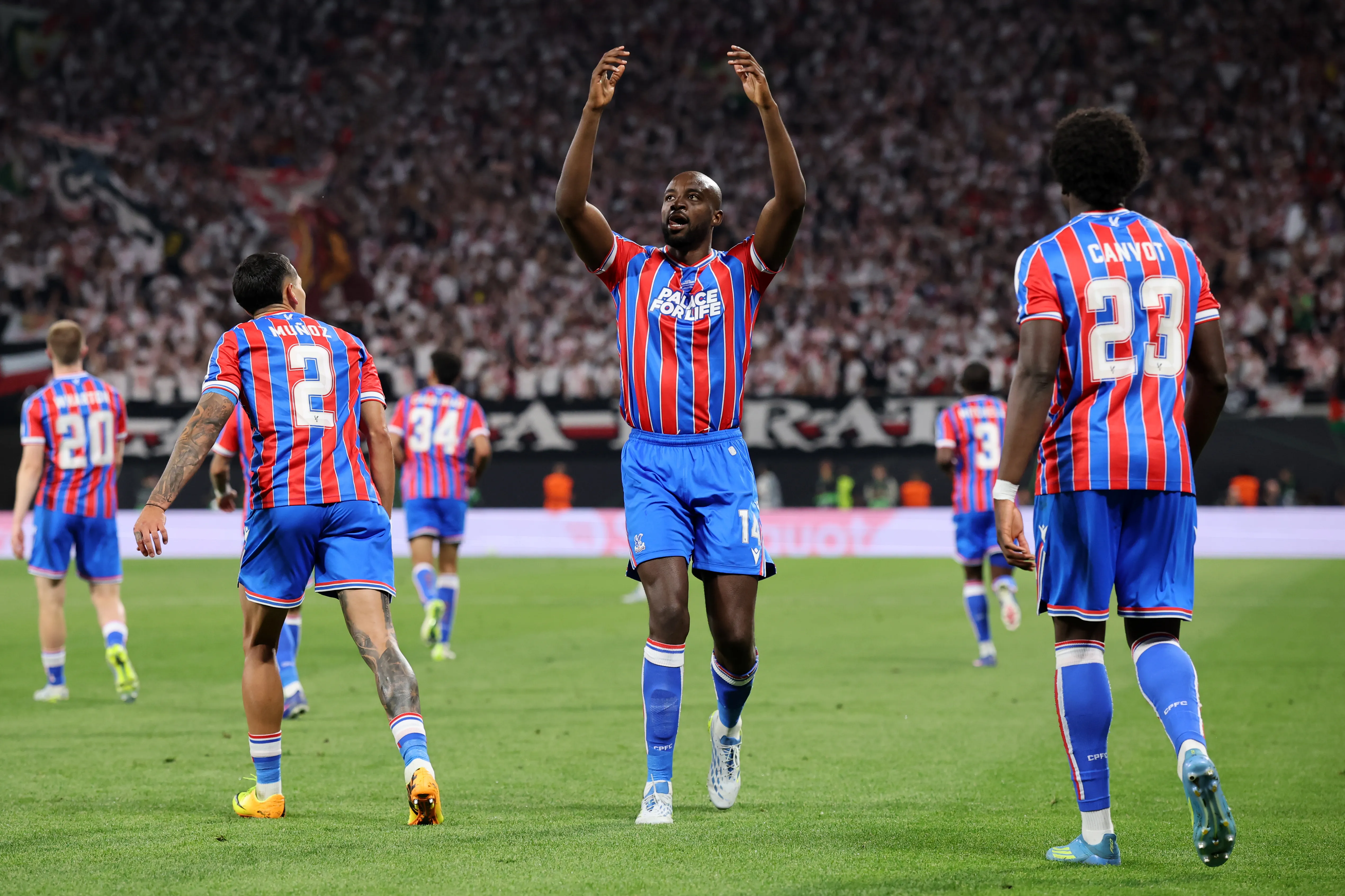Mateta comemorando o gol que deu o título da Conference League (Foto: Alex Grimm/Getty Images)