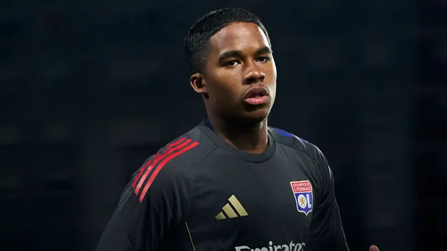 Atacante Endrick em jogo pelo Lyon. (Foto: Jose Manuel Alvarez Rey/Getty Images)