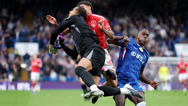 Robert Sanchez, do Chelsea, e Morgan Gibbs-White, do Nottingham Forest, se enfrentam durante partida da Premier League. Foto: Justin Setterfield/Getty Images