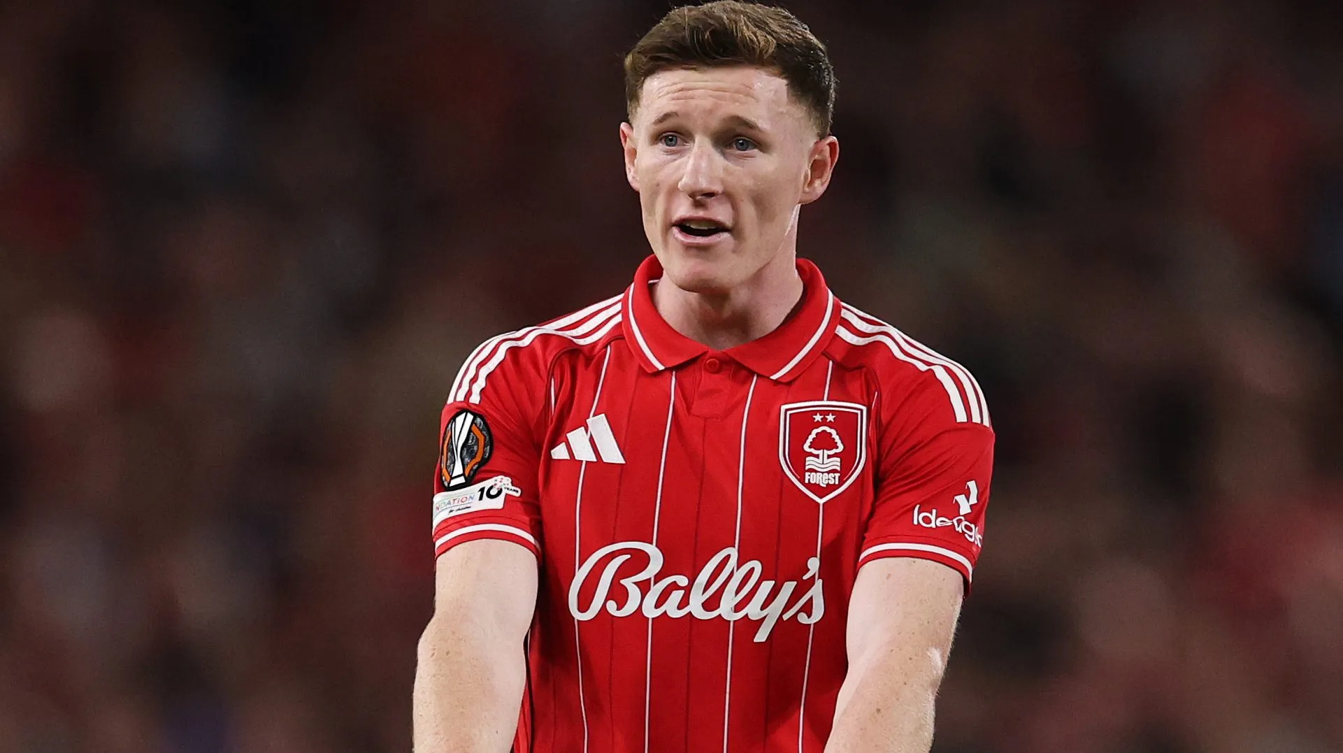 Elliot Anderson, alvo de disputa entre United e City. Foto: Michael Regan/Getty Images