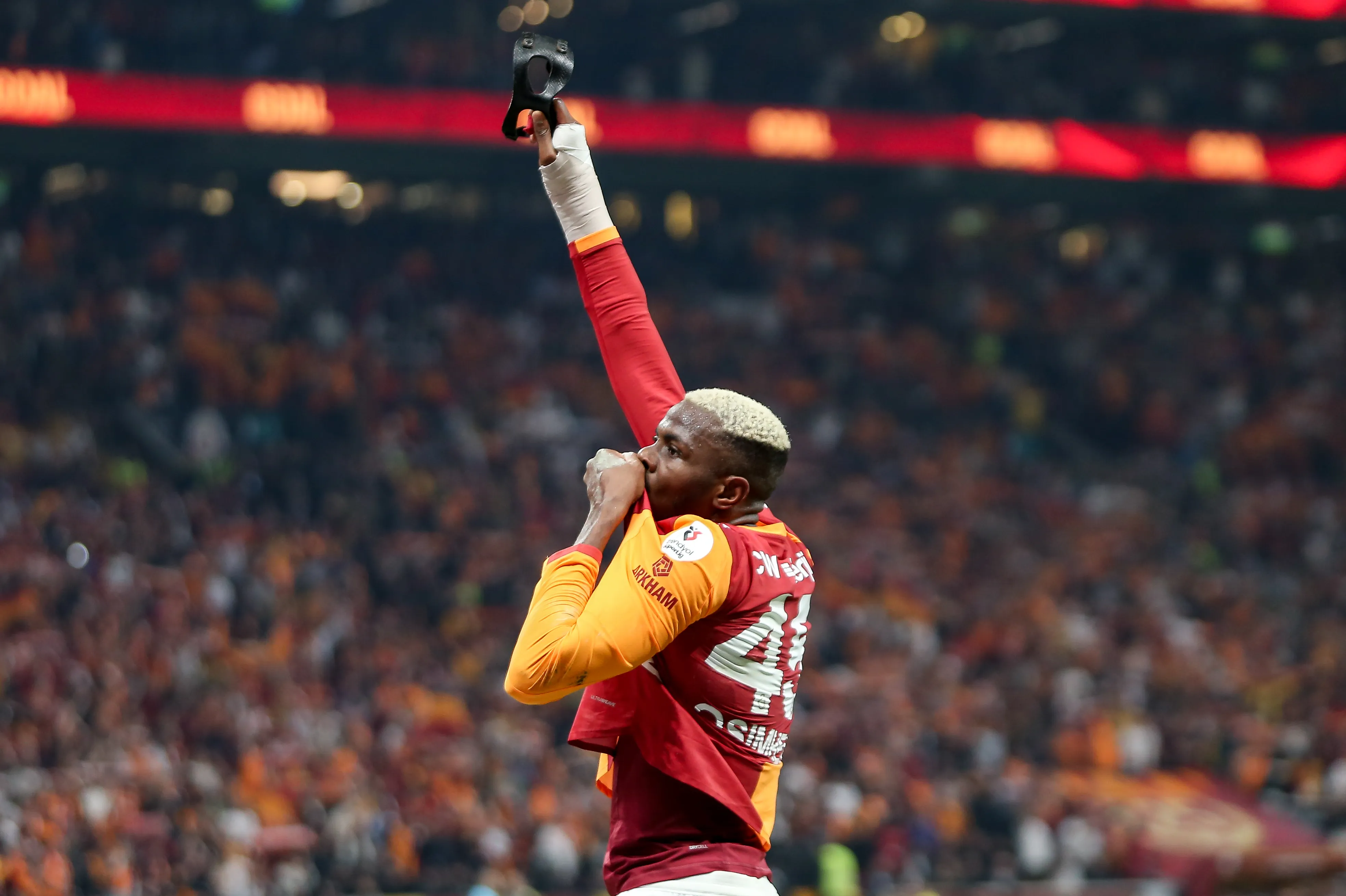Osimhen, alvo do Manchester United, em jogo do Galatasaray. Foto: Ahmad Mora/Getty Images