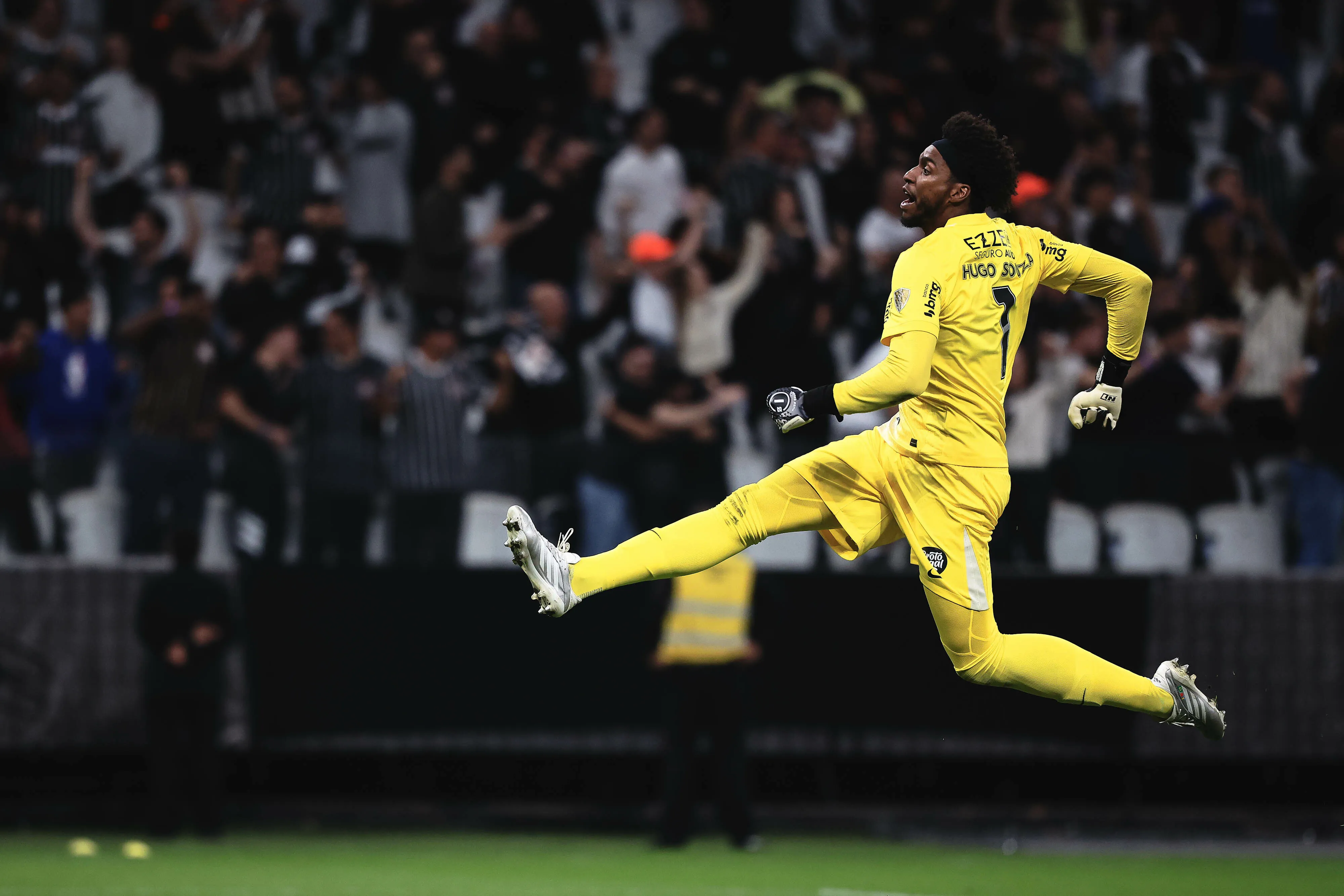 Hugo Souza, alvo do Milan, em jogo do Corinthians. Foto: Ettore Chiereguini/AGIF