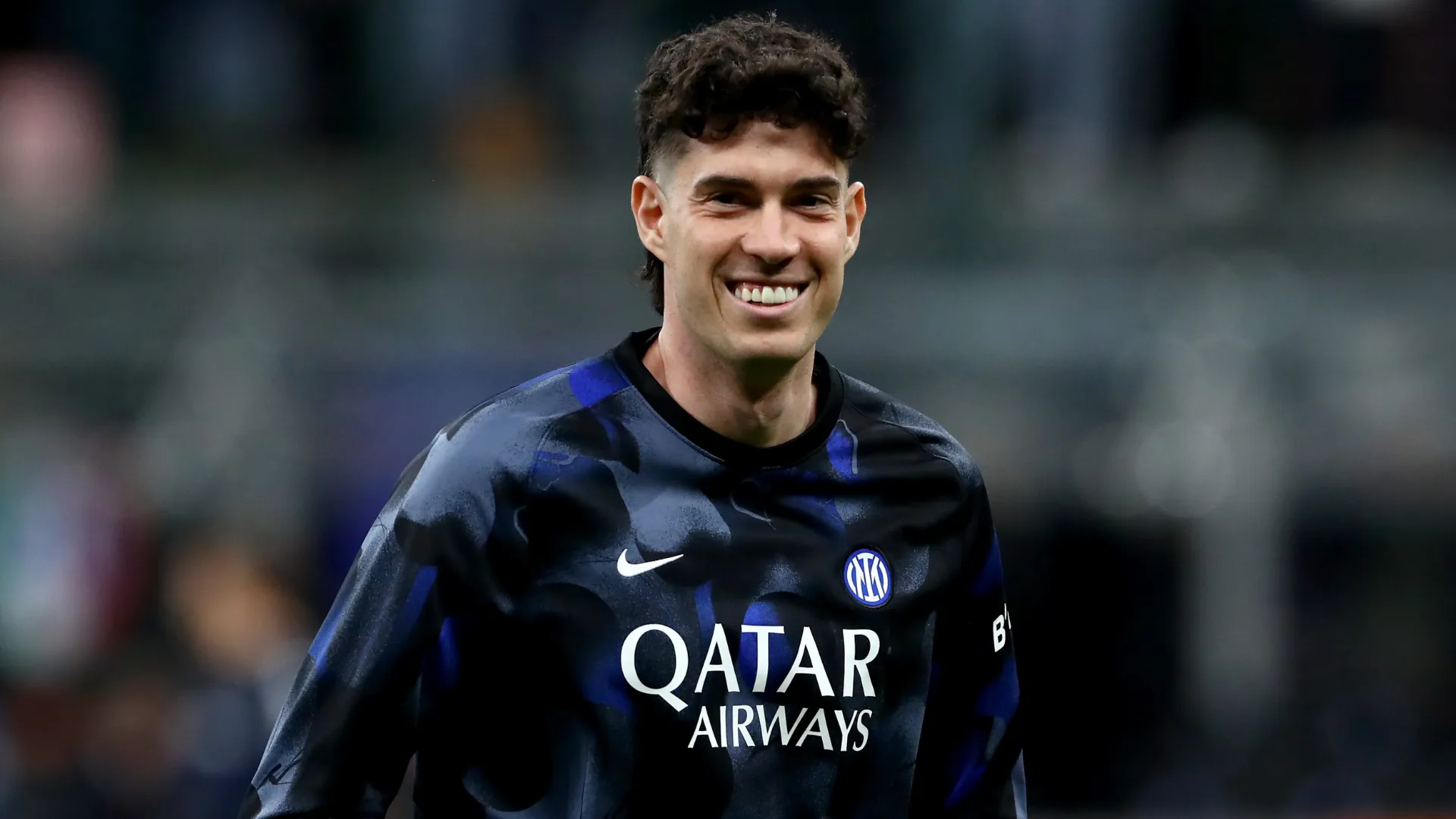 Alessandro Bastoni, alvo do Real Madrid, durante aquecimento pela Inter de Milão