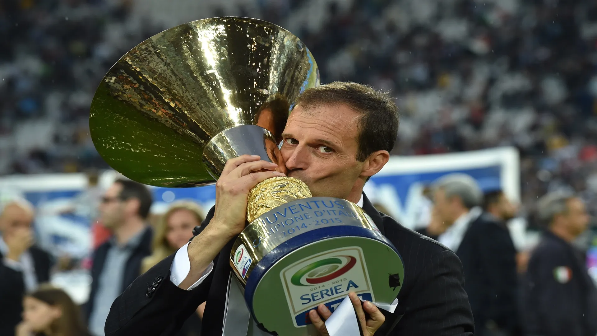Allegri com o troféu da Serie A 2015 conquistado com a Juventus – Valerio Pennicino/Getty Images
