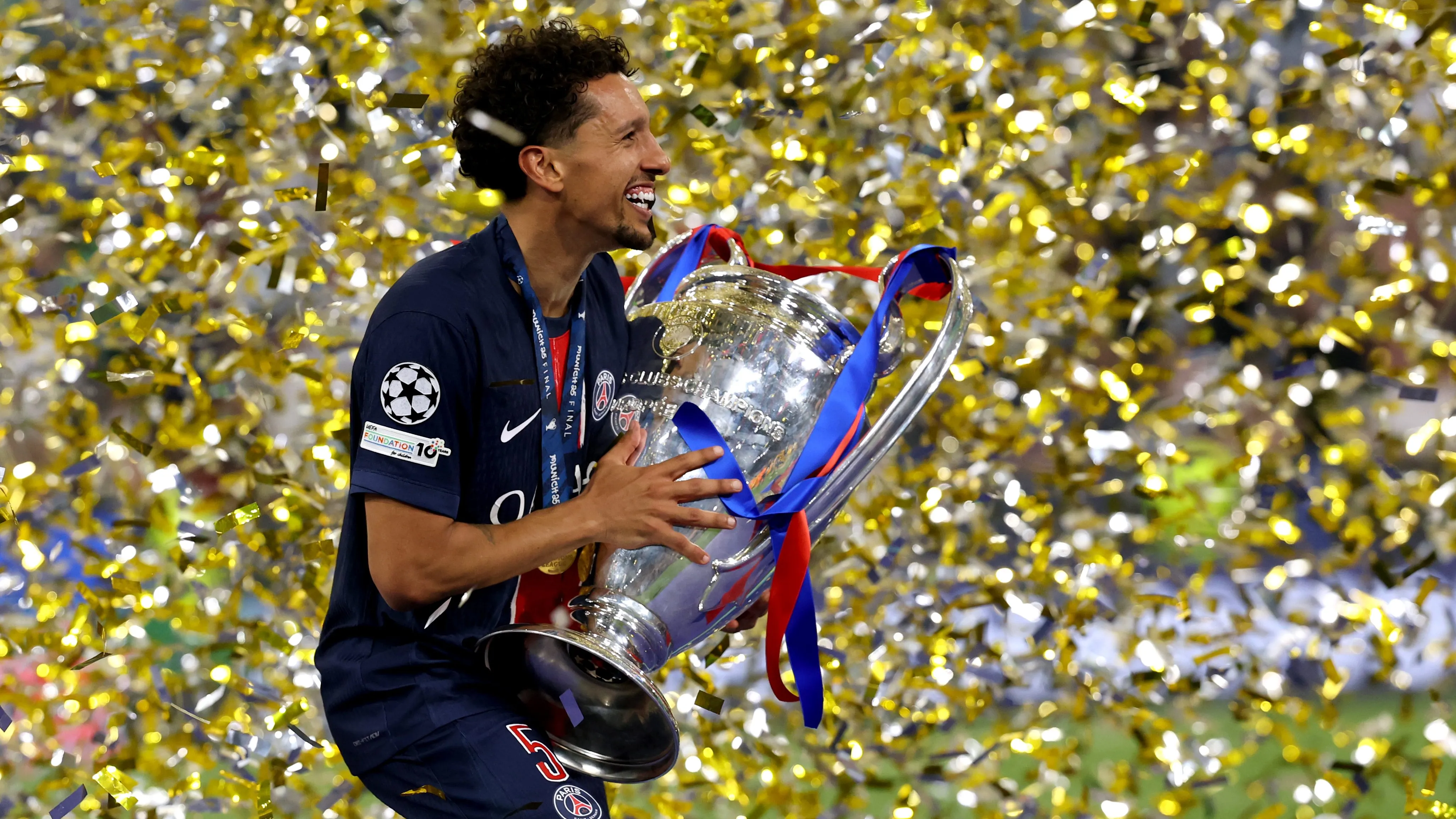 Marquinhos comemorando título do PSG na Champions. Foto: Carl Recine/Getty Images