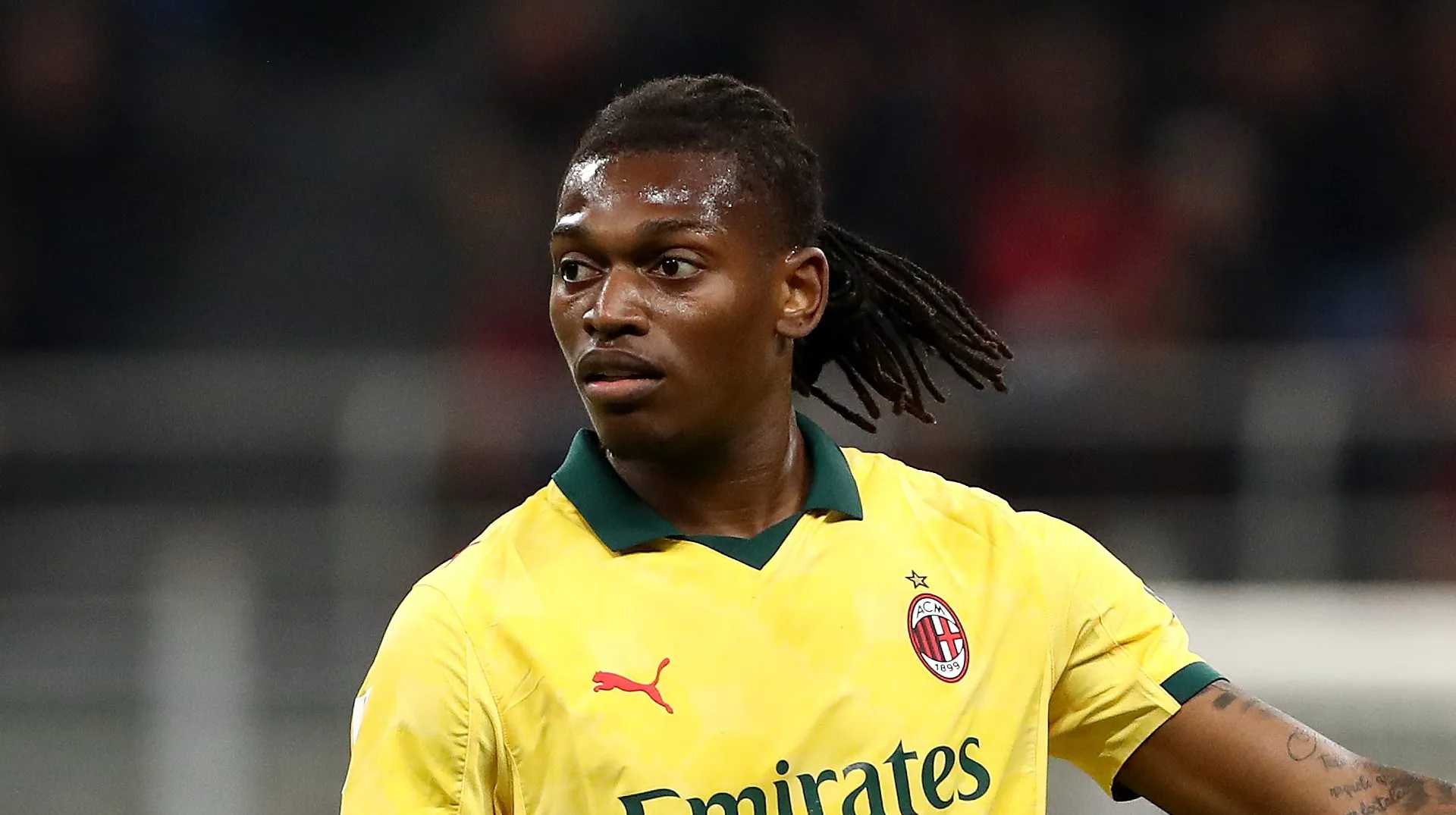 Rafael Leão em jogo do Milan.