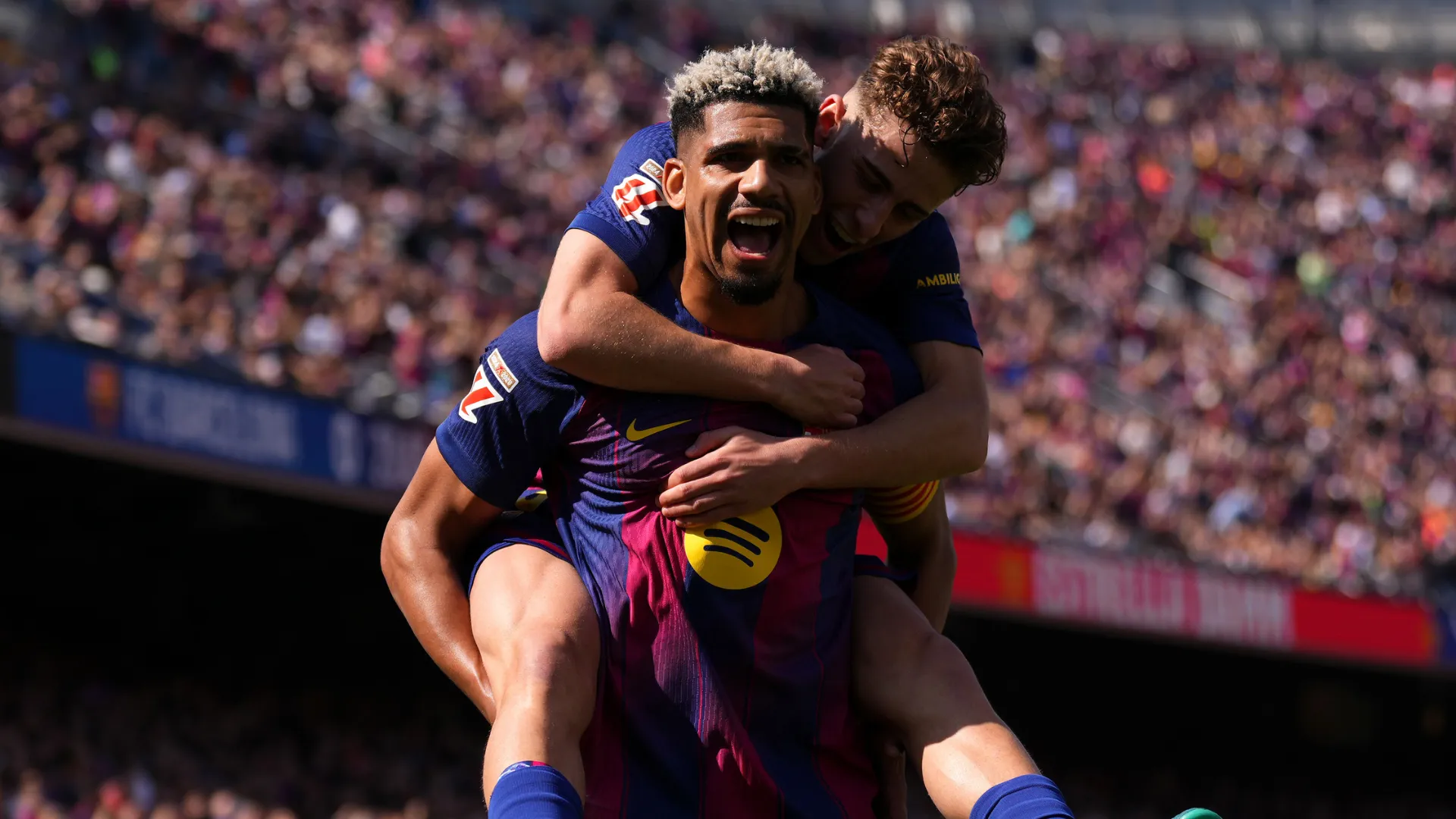 Ronald Araújo comemora gol com a camisa do Barcelona