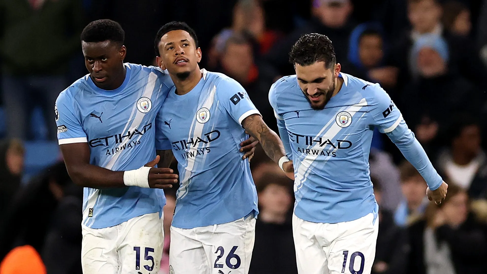 Marc Guehi, Savinho e Rayan Cherki durante jogo do Manchester City