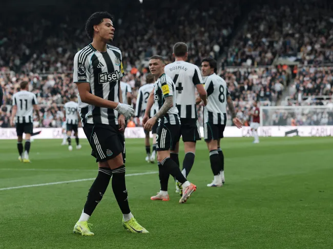 William Osula, do Newcastle, comemora gol durante partida da Premier League. Foto: Ian MacNicol/Getty Images
