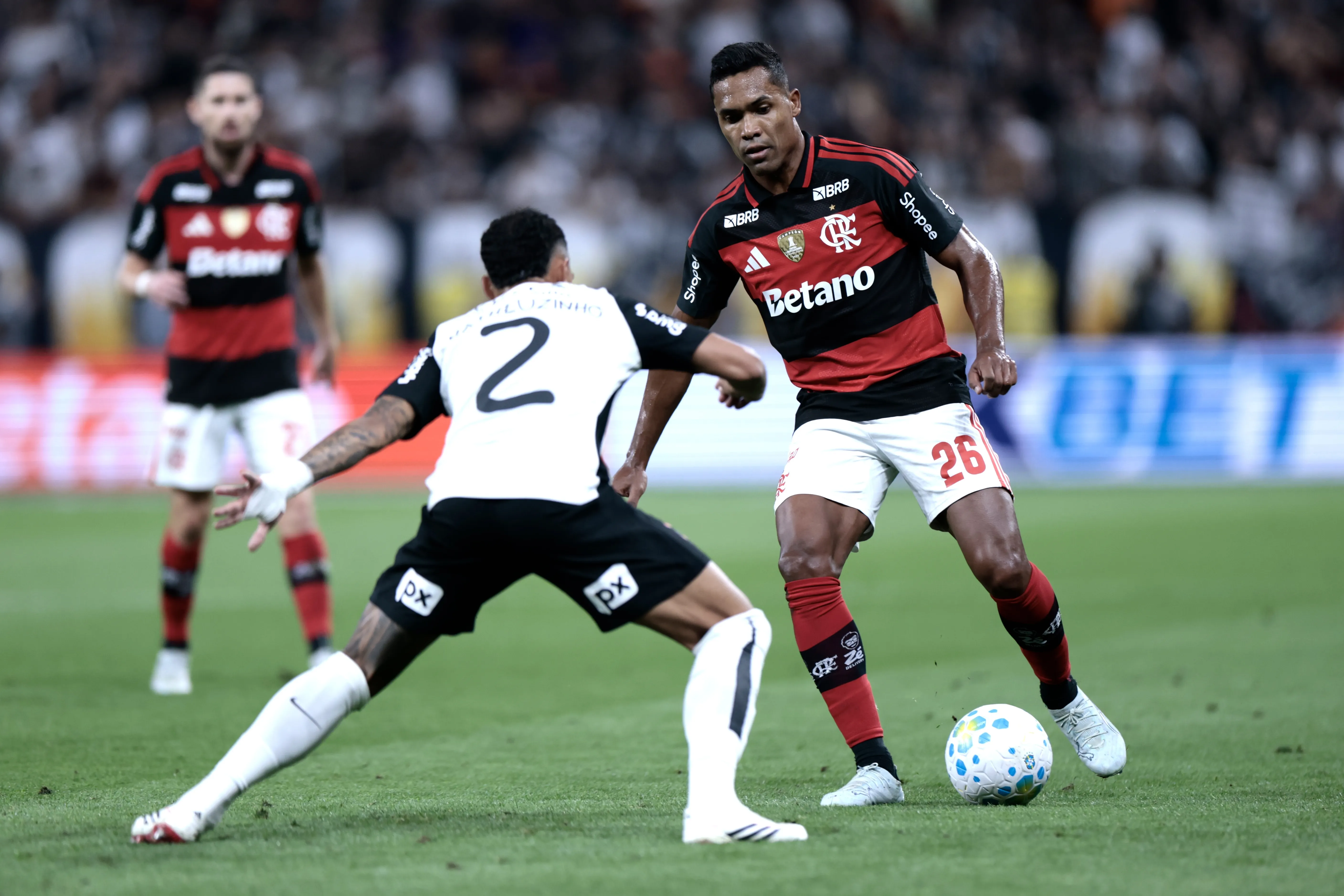 Matheuzinho em ação contra o Flamengo. Foto: Marcello Zambrana/AGIF