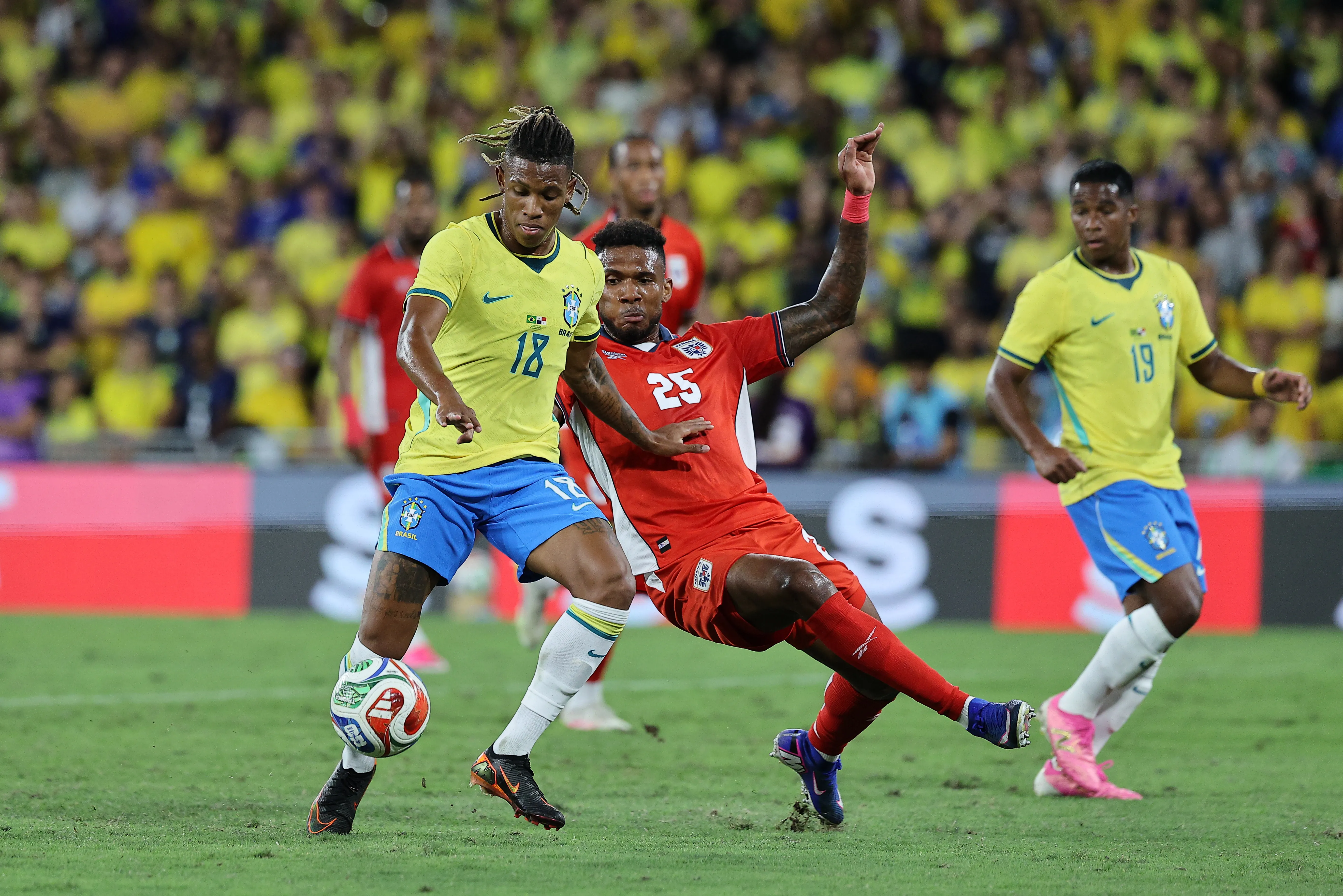 Danilo em ação contra o Panamá. (Foto: Wagner Meier/Getty Images)