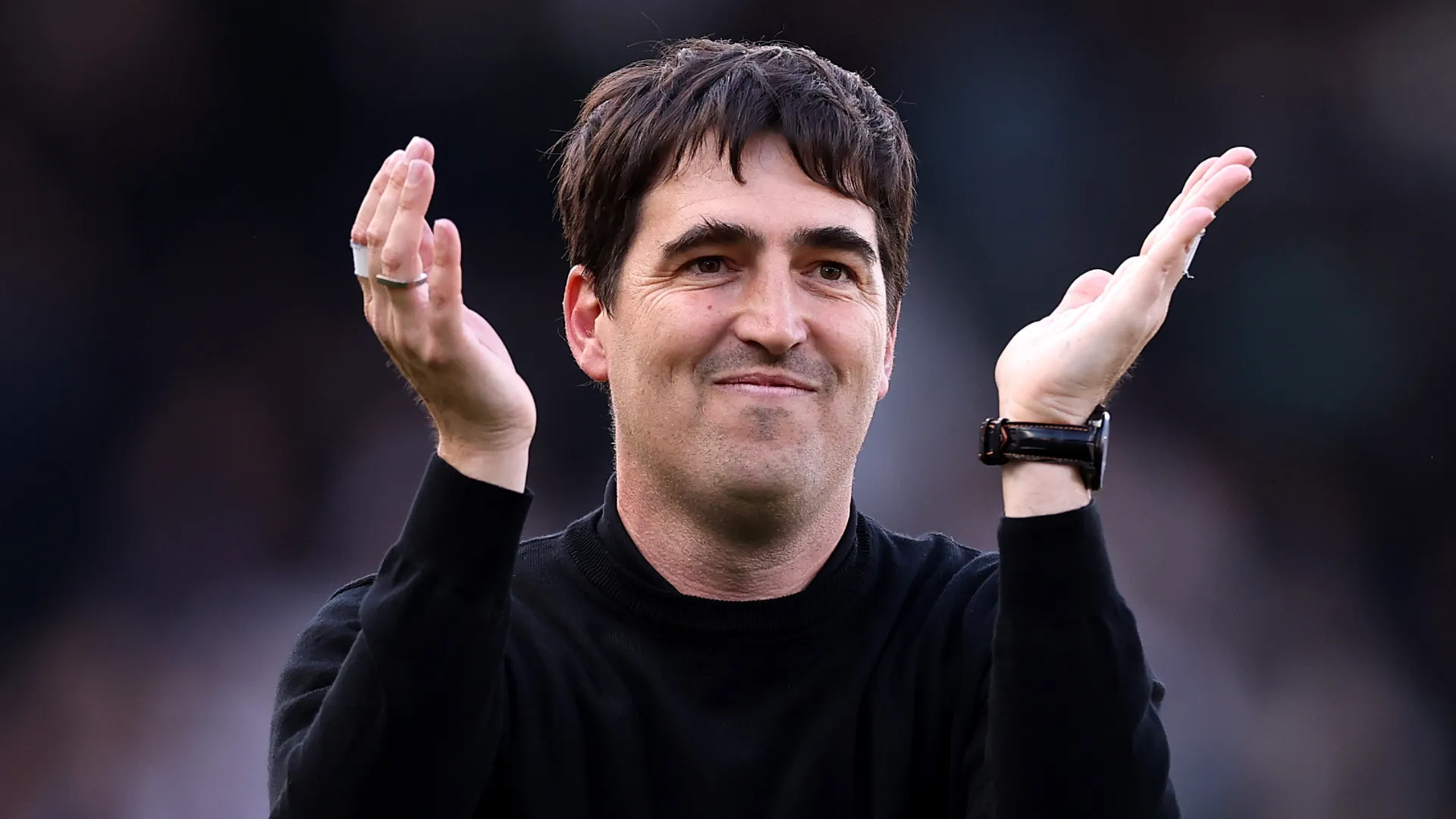 Andoni Iraola, novo técnico do Liverpool, bate palmas após jogo do Bournemouth. Foto: Ryan Pierse/Getty Images