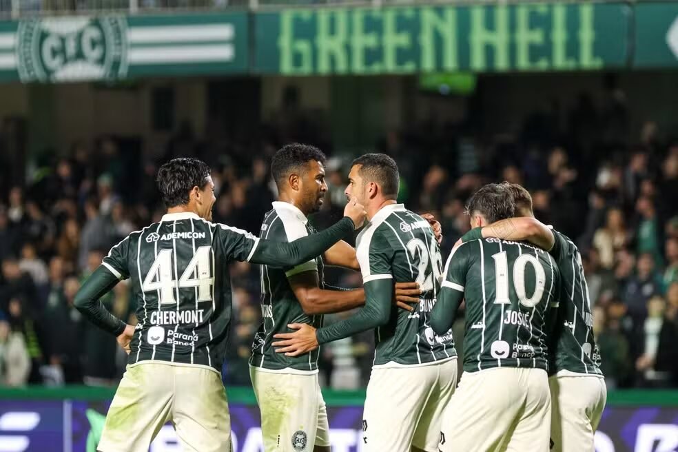 Jogadores do Coritiba em ação