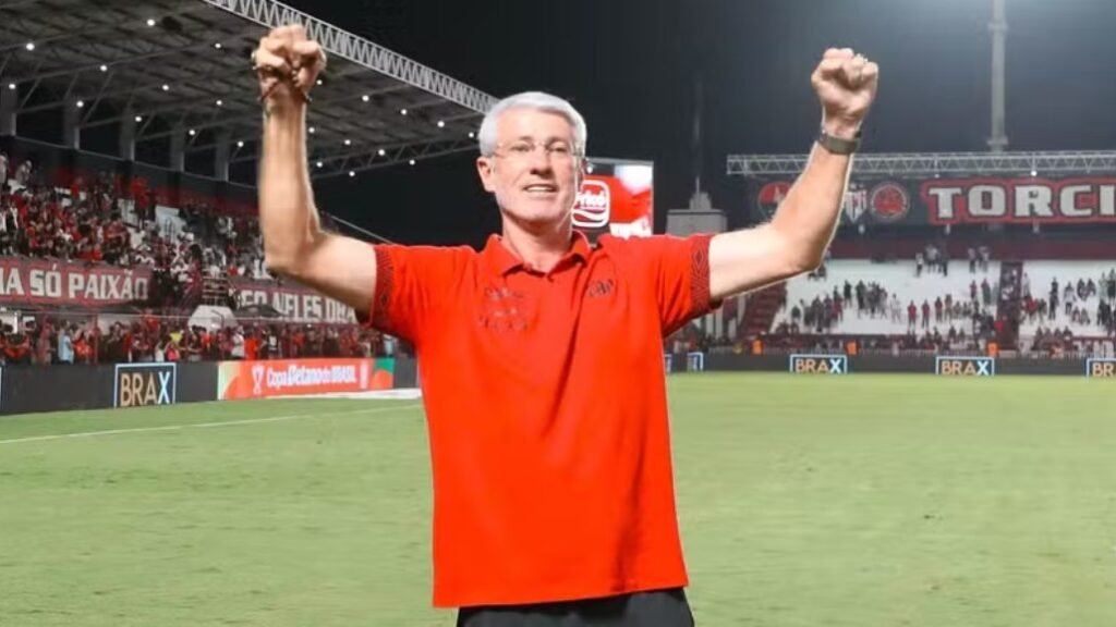Odair Hellmann celebra a vitória do Athletico-PR na Copa do Brasil contra o Atlético-GO.