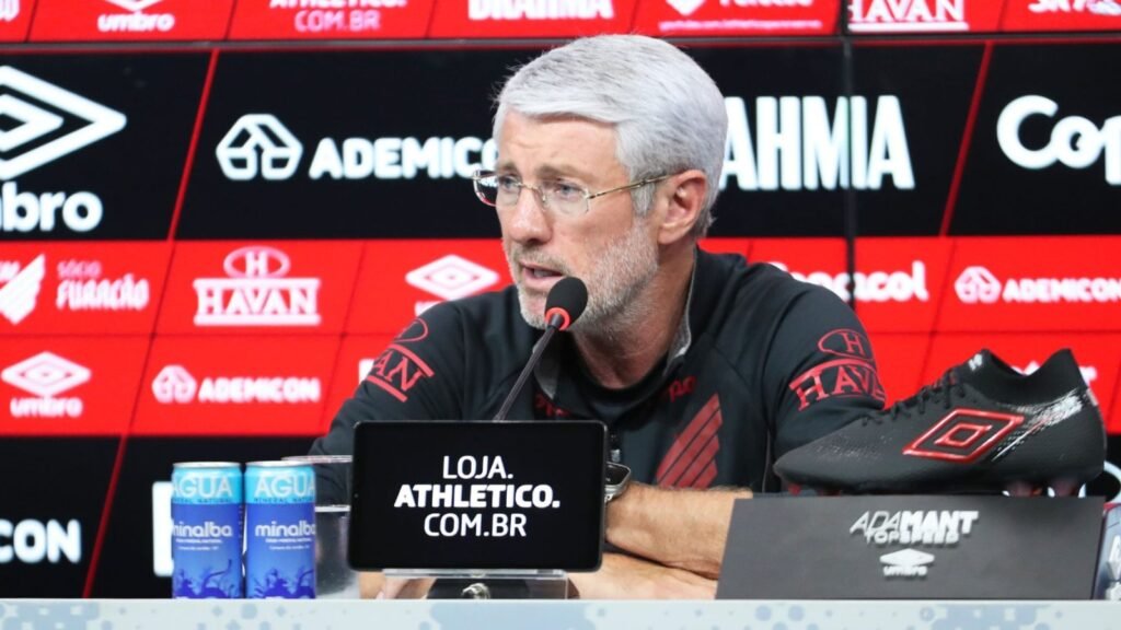 Odair Hellmann durante coletiva após vitória sobre o Mirassol pelo Brasileirão 2026.