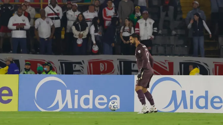 Carlos Coronel em ação pelo São Paulo FC