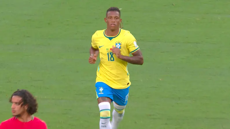 Danilo em ação pela seleção brasileira.