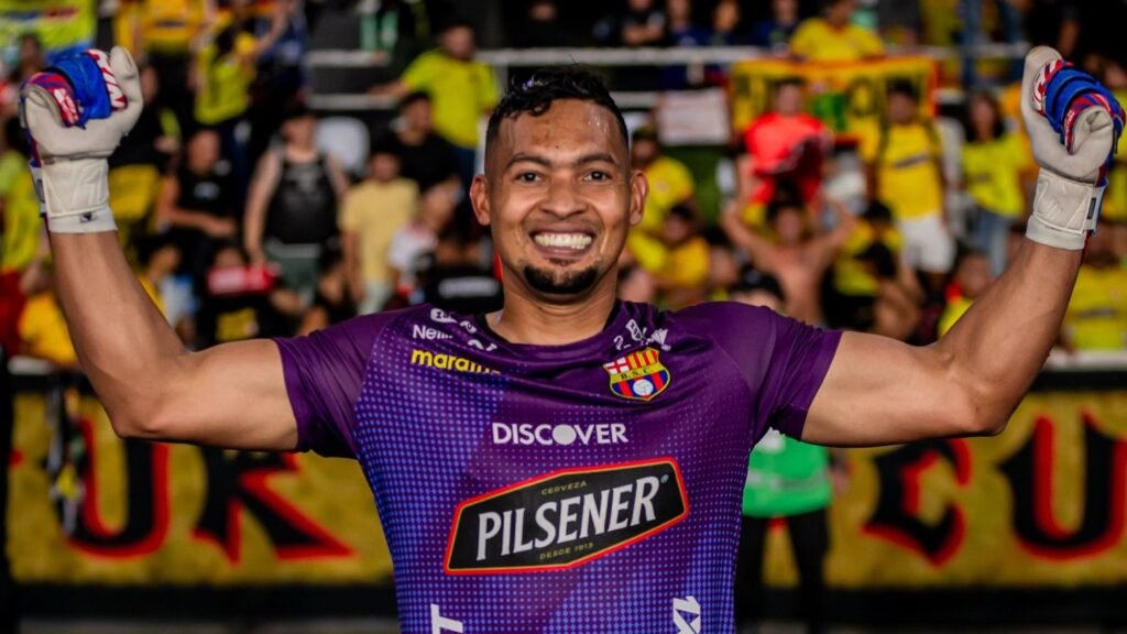 Inter tenta contratar Contreras