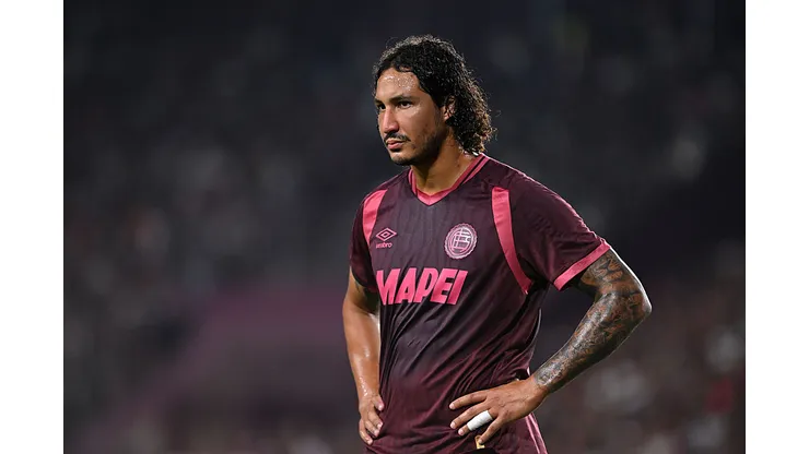 José Canale em ação durante partida pelo Lanús