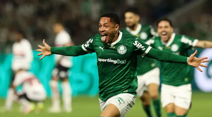 Vitor Roque celebra gol com a camisa do Palmeiras.