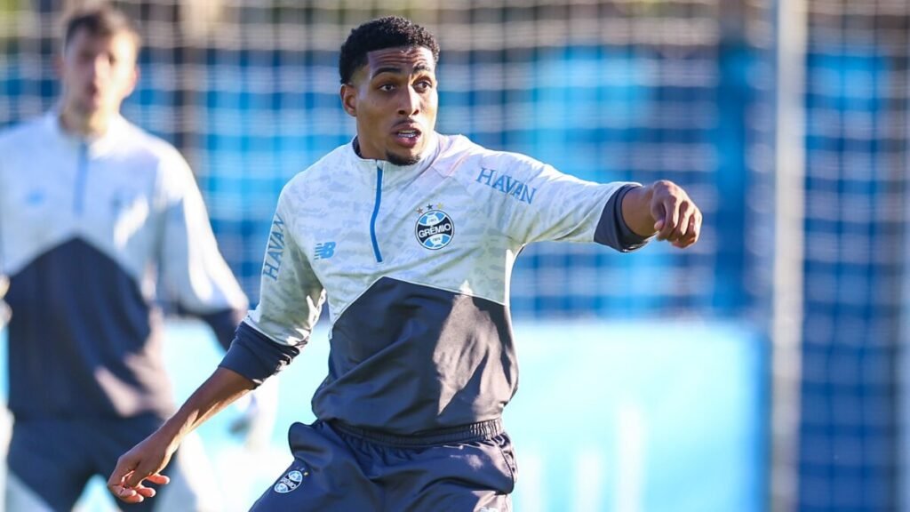 Wallace em ação durante treino pelo Grêmio