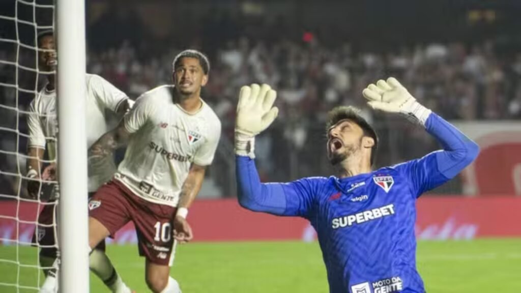 Tiago Cóser comemora gol do Coritiba contra o São Paulo no Morumbi