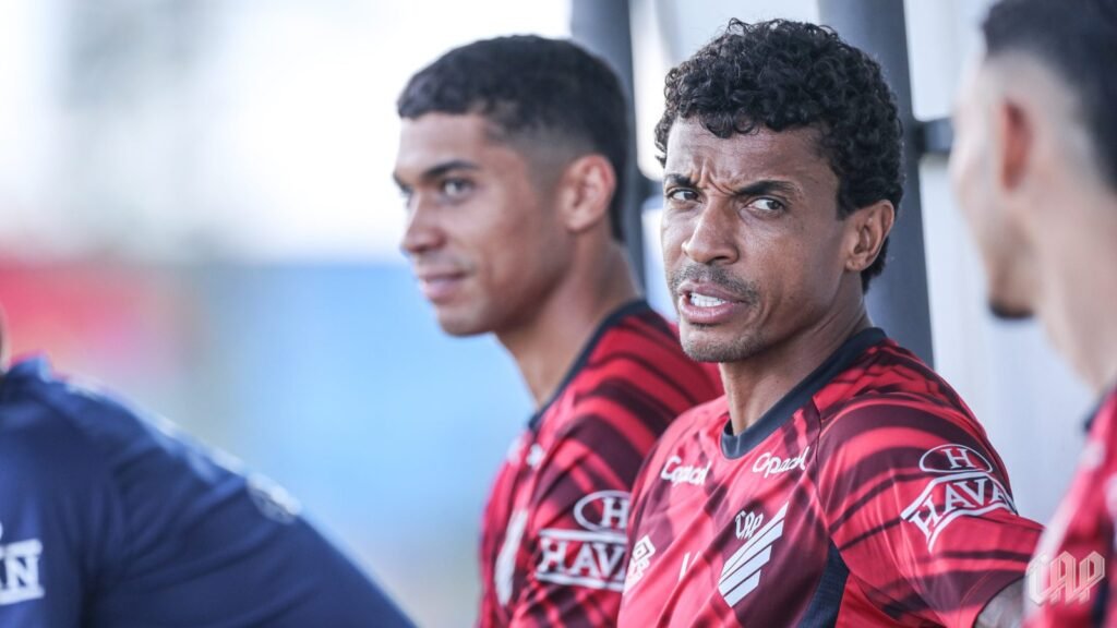 Athletico-PR tem Luiz Gustavo como dúvida