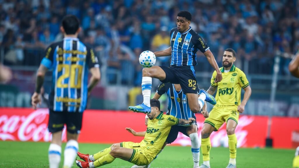 Wallace atua pelo Grêmio durante confronto contra o Mirassol