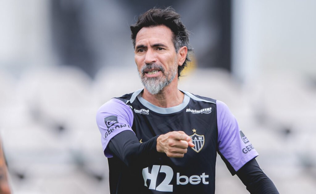 Domínguez evita euforia após vitória sobre o Palmeiras e faz alerta ao Atlético