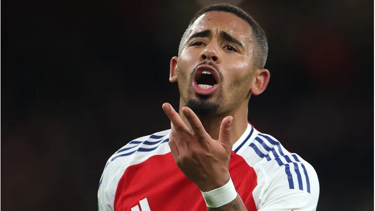Gabriel Jesus, do Arsenal, agita torcida do Palmeiras. Foto: Getty Images