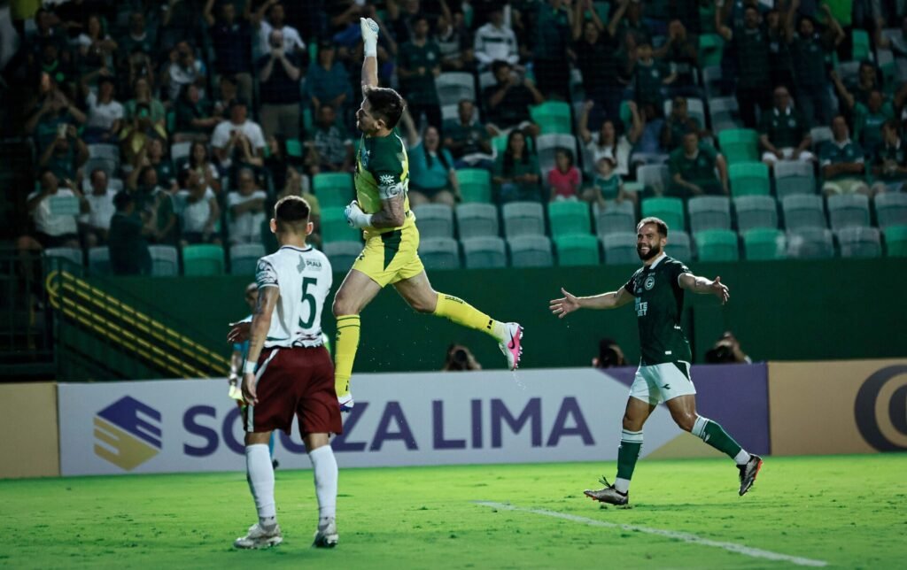 Goleiro Tadeu em ação pelo Goiás
