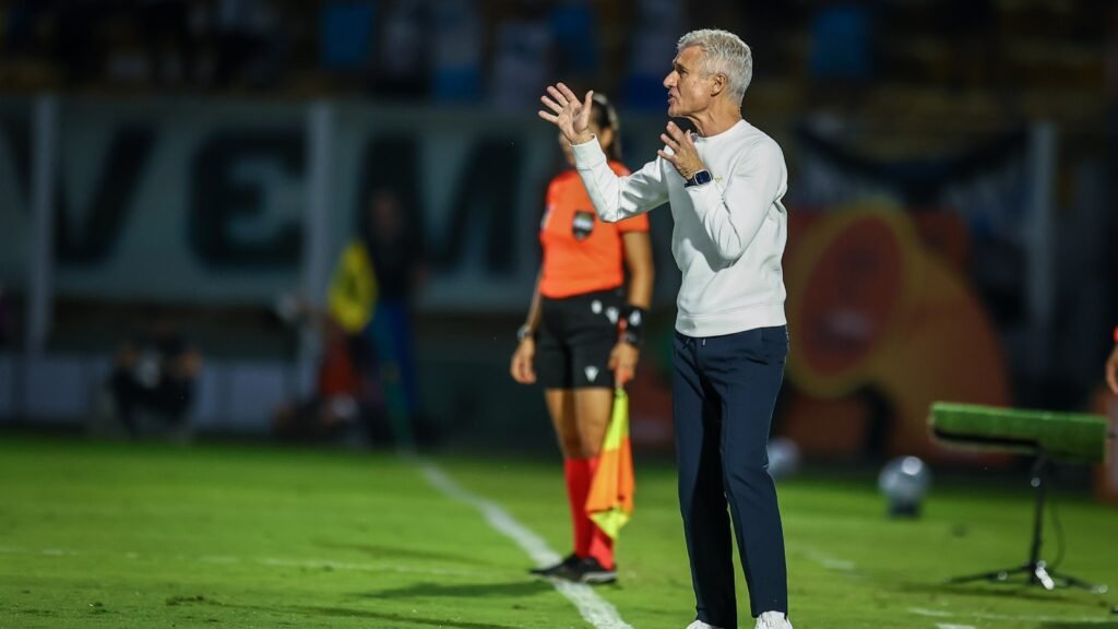 Luís Castro no jogo do Grêmio contra o Mirassol