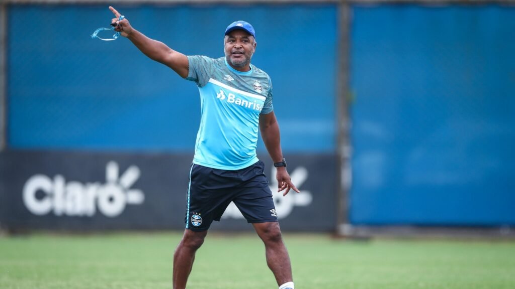 Roger Machado durante entrevista ao comentar sua relação histórica com o Grêmio