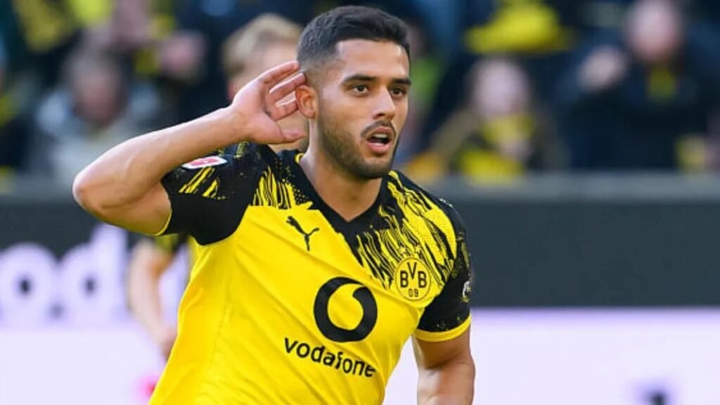 Yan Couto em partida pelo Borussia Dortmund.