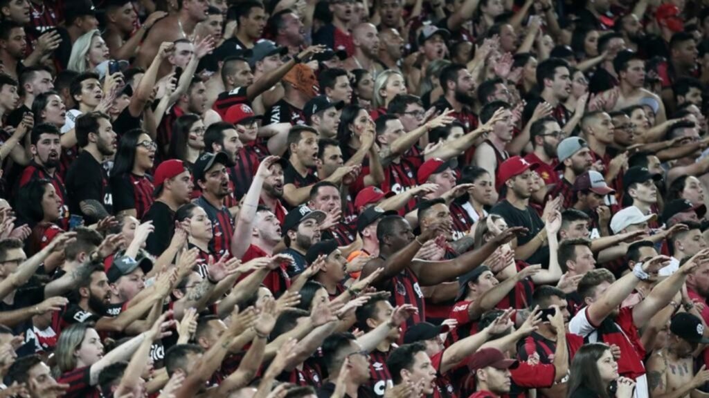 Torcida do Athletico-PR na Arena da Baixada durante Atletiba disputado em 2019